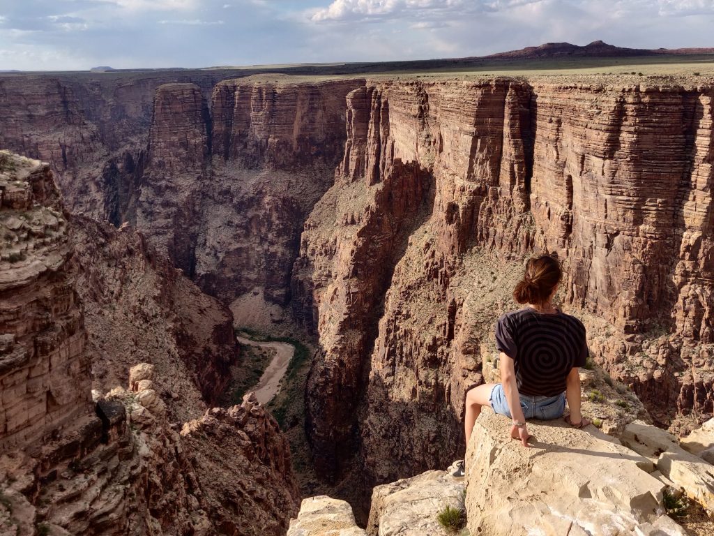 Personne assise au bord du Grand Canyon