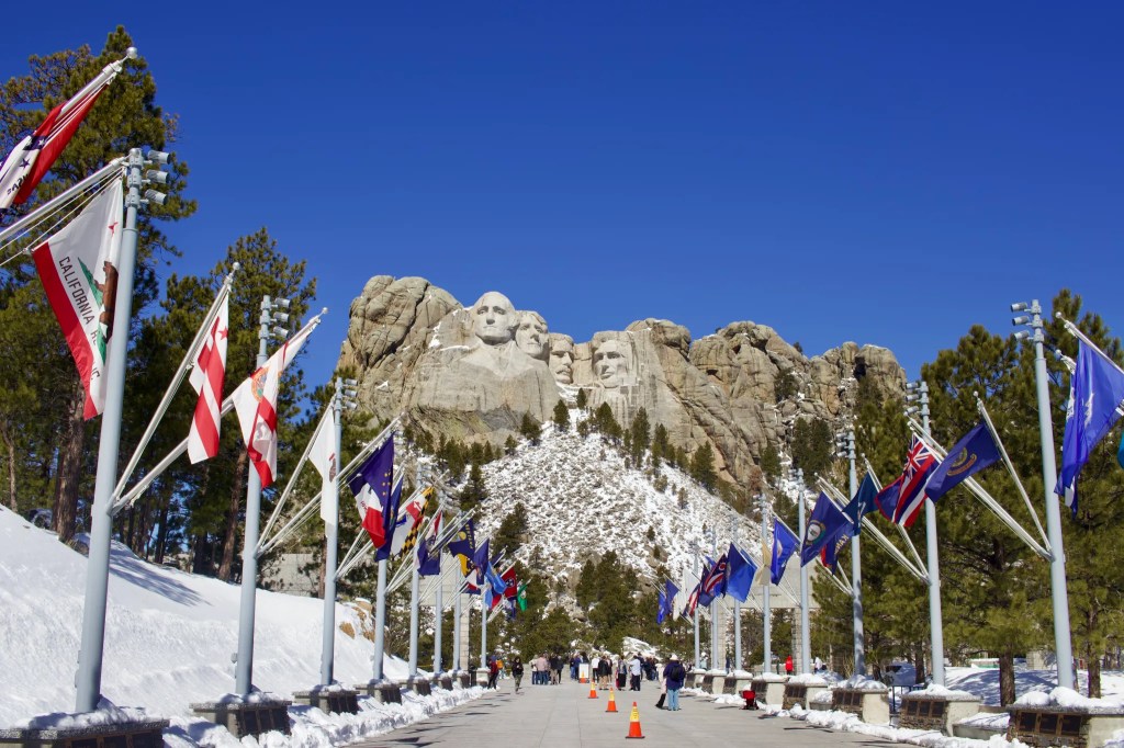Têtes des présidents dans la roche au Mont Rushmore 