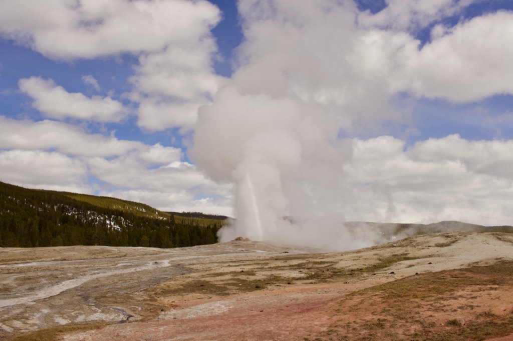 Le geyser old faithful de Yellowstone