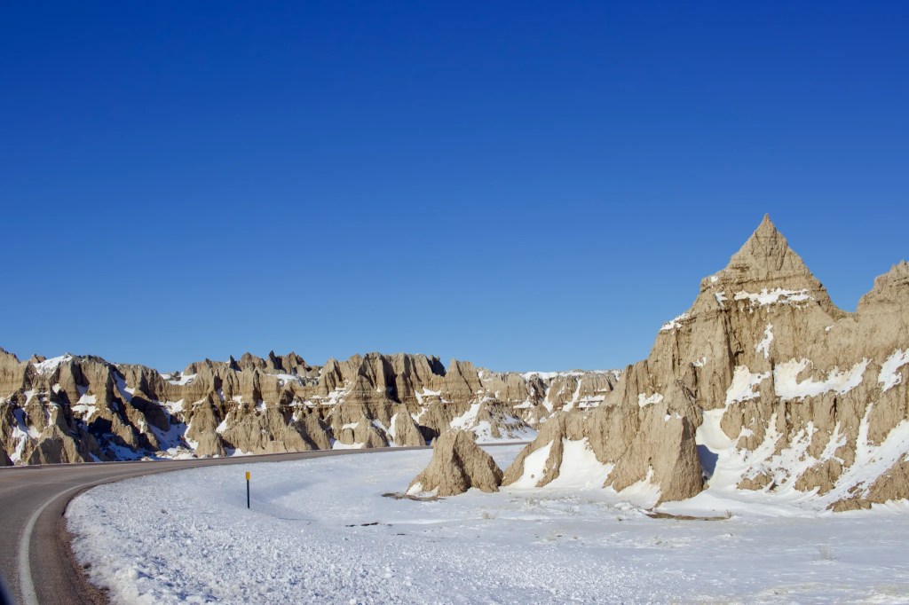 Paysage su parc national des bad lands sous la neige