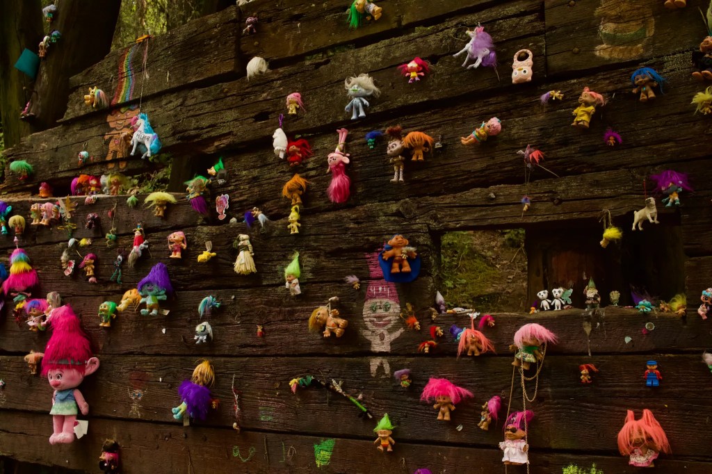 Figurines de trolls sous un pont de Portland