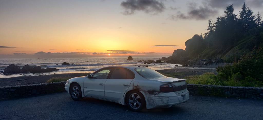 voiture devant l'océan pacifique dans l'Oregon