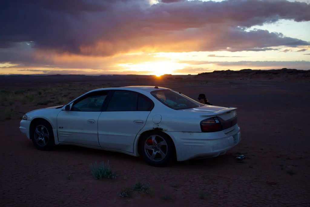 Voiture Pontiac dans le désert d'Arizona