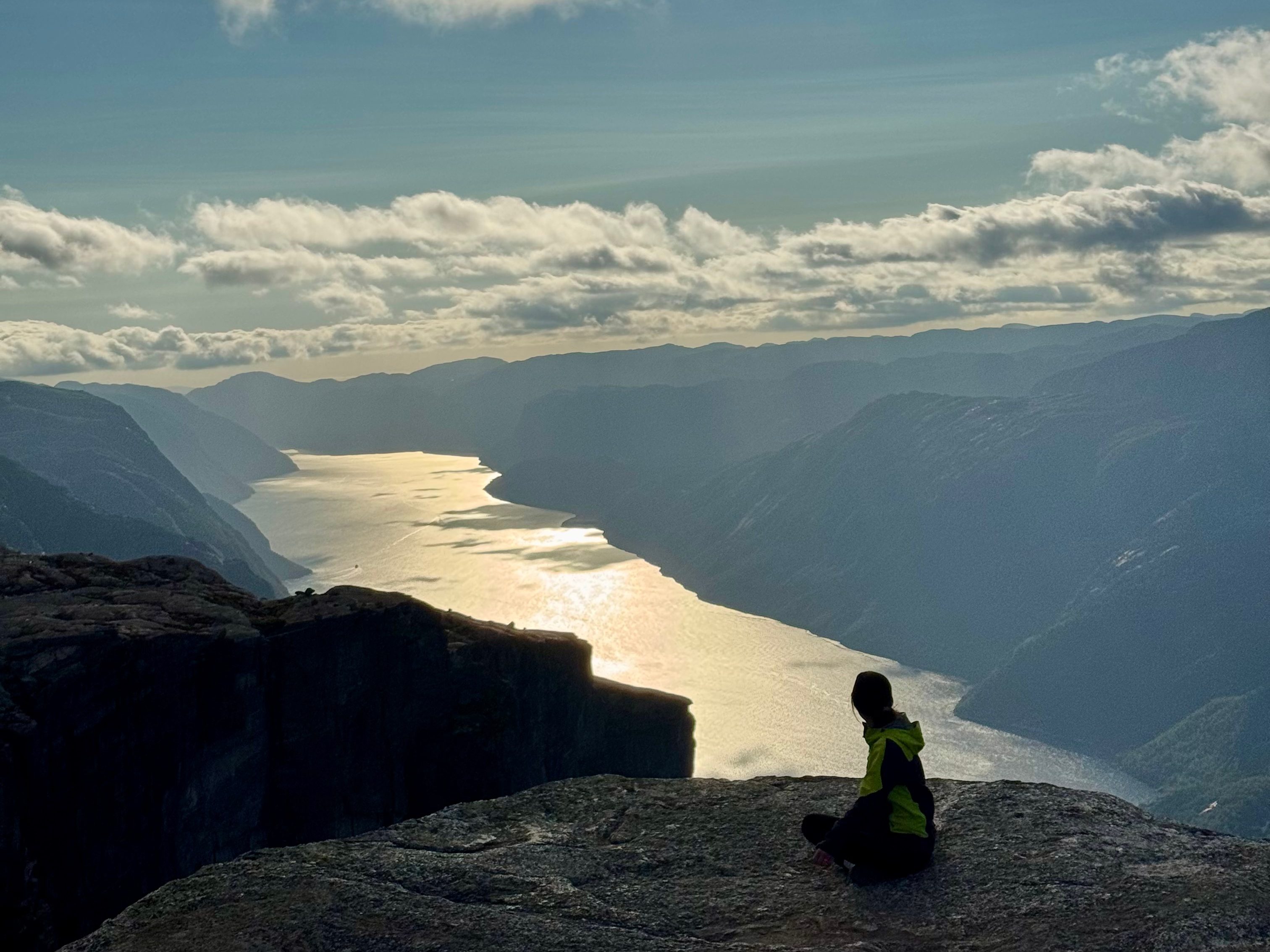 Falaises de Kjerag au dessus du fjord